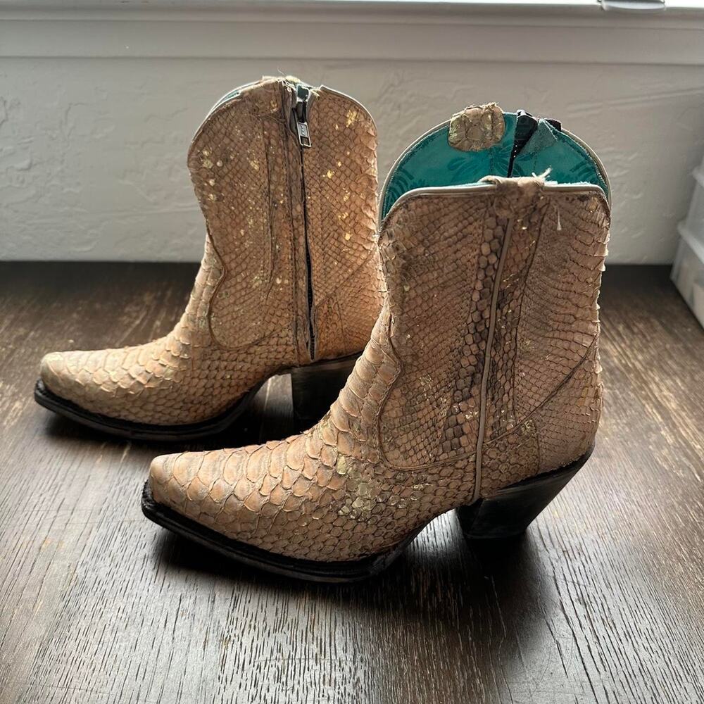 Corral short westerncowboy ankle boots